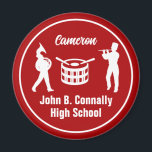 Red High School Marching Band Personlig Magnet<br><div class="desc">Den här coolan har anpassat magnet för högskolemarschband med vit typografi av spelaren namn under trummorna. En underbar student-musikgåva till föräldrar.</div>