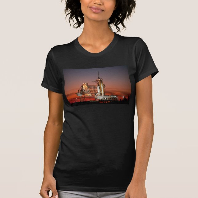 Red Himlar for Space Shuttle Atlantis Launch T Shirt (Framsida)