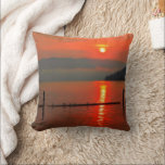 Red Himlar på morgonen Kudde<br><div class="desc">En mycket röd soluppgång över Sjö Pend Oreille (dammstråle) i Sandpoint, Idaho.Sunlight avspeglar både undersidan av ett låggande moln lagrar och vatten i sjö. Det intensiva röda resultatet var ett resultat av rök från närliggande skogsbränder. Anpassa genom att lägga till en egen text på baksidan.</div>
