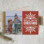 Red Holly Jolly jul | Helgdag-fotokort Julkort<br><div class="desc">Anpassadets helgdag-fotokort med vit vit vit snöflingor på röd bakgrund. Andra färg och liknande artiklar finns i min butik. "Holly Jolly jul!"</div>