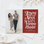 Red Joyeux Noël et Bonne Année Script Photo Helg Vykort<br><div class="desc">Joyeux Noël et Bonne Année! Skicka helgdag önskemål till vänner och familj med det här anpassadet. Den här Fransken har julkortet en modern kalligrafi. Anpassa genom att lägga till information. Det här fotojulkortet finns i andra färg och kartonger. Matchande objekt är tillgängliga.</div>