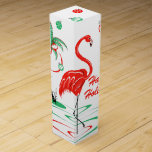 Red jul Flamingo Glad helg vin box Presentask För Vinflaska<br><div class="desc">En roligt-,  fetiv-,  flamingodesign med en återtryck i rött och grönt. En röd flamingovågor i vatten intill handflatan träd,  dekorerad med julbalkar och band. Ett anpassade som du kan anpassa med egen text,  bilder och egna idéer. En originalbild för digital konst skapat av Jess Perry.</div>