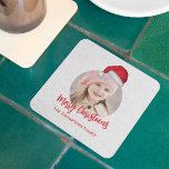 Red jul Santa Hat Cute Party Underlägg Papper Kvadrat<br><div class="desc">Fira säsongen med God jul party-förråd med en söt röd och vit design! 🎄 I det här festliga objektet visas en vattenfärgsfärgad Jultomten-hatt, visemisk kalligrafi-skript och en cirkelfotomall som du kan anpassa med anpassningsbarna namn. Perfekt för julfester. Den här klassiska Julafton-dekorationen blandar enkel minimalistisk design med glatt beröring. Gör ditt...</div>