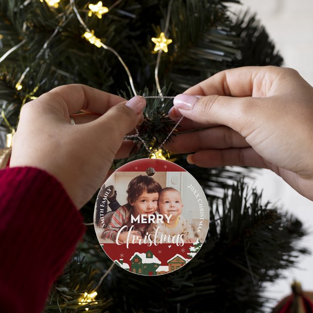 Red jul Village Anpassningsbar Family Photo Keepsa Julgransprydnad Keramik (Red Christmas Village Custom Family Photo Keepsake Ceramic Ornament)