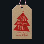 Red Julgran Gift Presentetikett<br><div class="desc">Lite rött Julgran med en stjärna på toppen sänder ett budskap om glädje i lycklig på märkrn för helgdag i personlig. Ange ditt namn för förtryckta märkre eller CLEAR om tomma märkre ska fyllas i senare.</div>