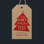 Red Julgran Gift Presentetikett<br><div class="desc">Lite rött Julgran med en stjärna på toppen sänder ett budskap om glädje i lycklig på märkrn för helgdag i personlig. Ange ditt namn för förtryckta märkre eller CLEAR om tomma märkre ska fyllas i senare.</div>