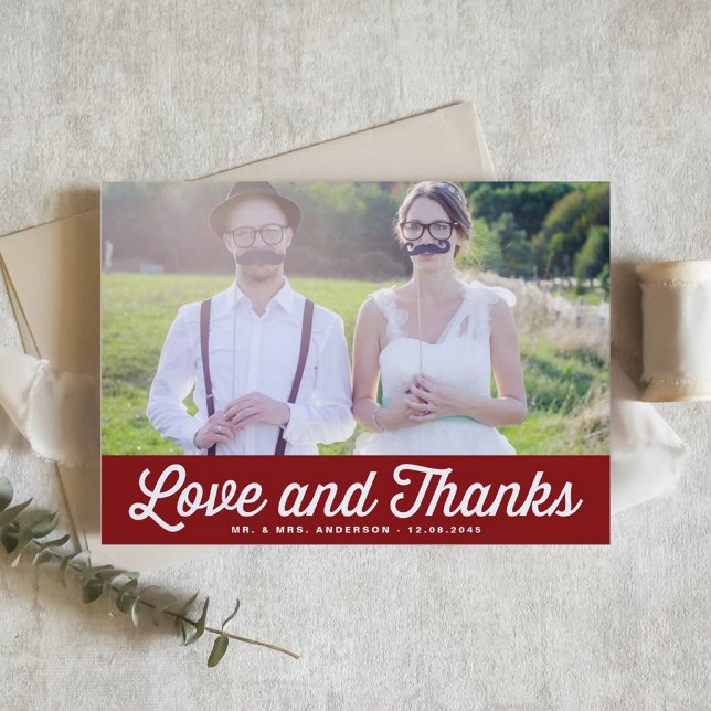 Red Kärlek och tack Retro Photo Bröllop Kort (Love and Thanks Retro Script Photo Wedding Thank You Card | Customizable Red Thank You Card)