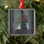 Red KerChief | Claude Monet Julgransprydnad Metall<br><div class="desc">Red KerChief (1868-1873),  även kallad Red Cape,  av Fransk Impressionist artist Claude Monet. Oljan på snöslingan på mållina visar Monets fru,  Camille,  som går utanför ett fönster som är klädt i ett rött landskap. Använda verktygen för att lägga till anpassningsbar eller anpassa bilden.</div>