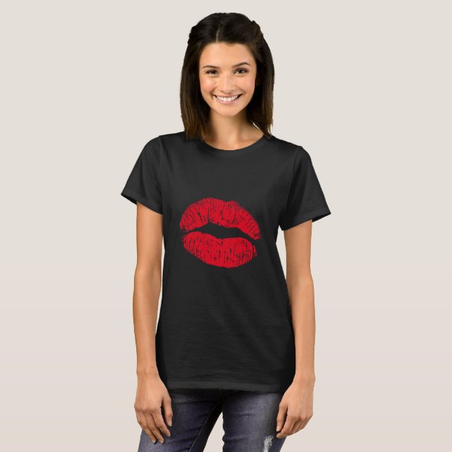 Red Kissing Läppar på Black Tee Shirt (Hel framsida)