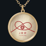 Red Knot Union Dubbla Happity China Bröllop Guldpläterat Halsband<br><div class="desc">Modern minimalistisk dubbla lycka, utan union, kärlek och giftermål i rött och guld. Dubblans lycka är en klassisk och nyttig symbol som används i alla kinesiska, orientaliska och asiatiska bröllop. Designad av tjock*fa*tin. Enkel att anpassa med egen text, bild eller bild. Kontakta tjock*fa*tin direkt om du vill ha anpassningsbar. Avgifter...</div>