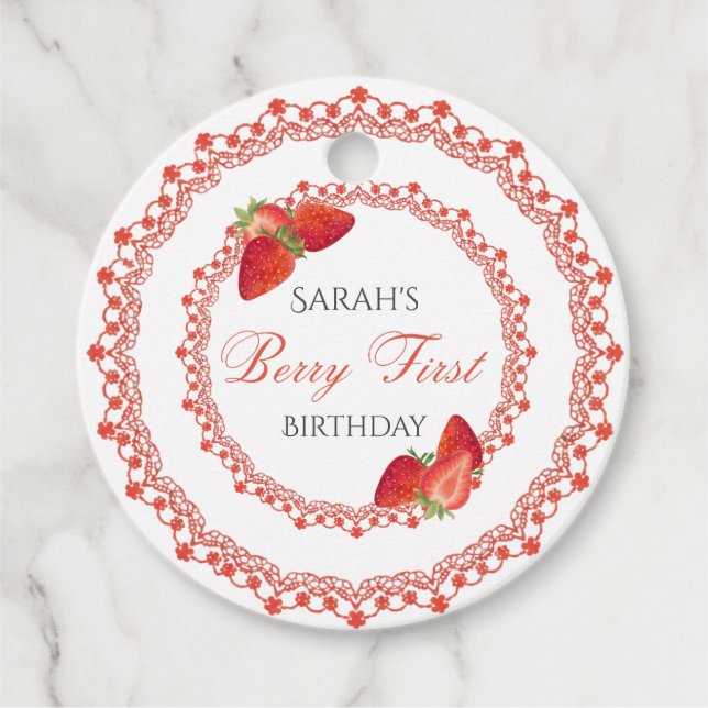 Red Lace Berry First Birthday Round Gåvor Etiketter (Framsida)