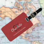 Red Läder struktur monogram Bagagebricka<br><div class="desc">Rött faux-läder skrivs ut som bakgrund. Anpassa och lägg till ditt monogram brev,  först namn och fullt på framsidan. Din kontaktinformation på baksidan.</div>
