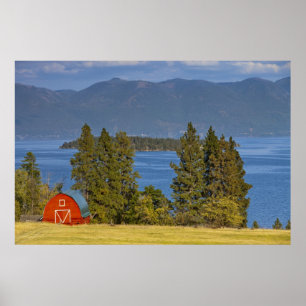Red lador ligger längs scenen Flathead Sjö nära Poster