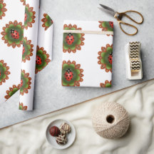 Red ladybug på röda och grönt petals på vita.