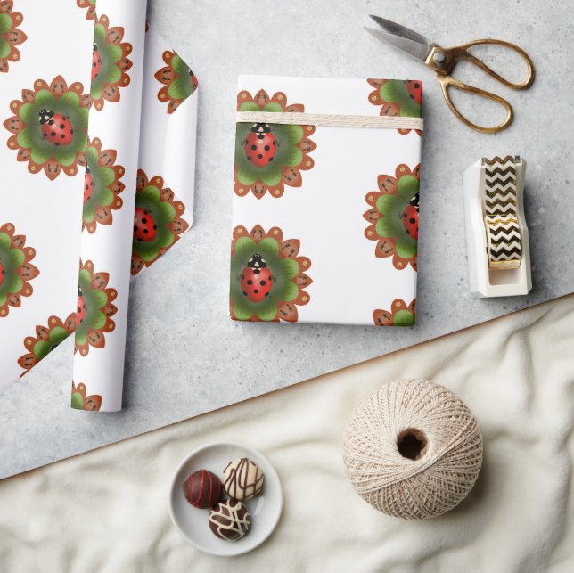 Red ladybug på röda och grönt petals på vita. presentpapper (Hantverk)