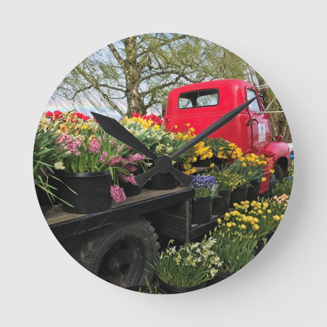 Red Lastbil med Vår blommor och regnbåge Rund Klocka (Framsida)