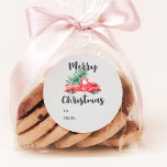 Red Lastbil och Träd julgåva Namn Runt Klistermärke<br><div class="desc">Dessa röda julklappsetiketter för lastbil och träd är perfekten på en modern och vintage stil helgdag som finns. Utformningen har ett klassiskt gammalt rött pickupt lastbil som bär ett Julgran med ord "God jul" i ett modernt,  handskrivet typsnitt. Skriv över presentmottagarens och presentgivarens namn på de tryckta klistermärkena.</div>