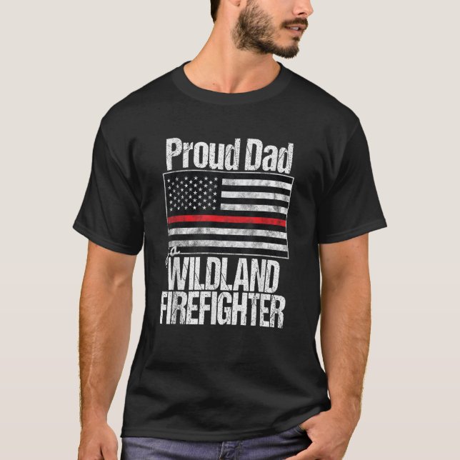 Red Line Flagga Proud Pappa i en Wildland Firefigh T Shirt (Framsida)