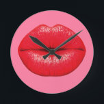 Red Lipstick big pop art läppar på rosa Rund Klocka<br><div class="desc">En design baserad på popkonst av stort rött läppar med läppstift som är superstor mot en färgad av gigabygiskt rosa. Bakgrunden till färg kan anpassas och ändras till varje ljusare färg som skulle kunna ge kostym en décor.</div>
