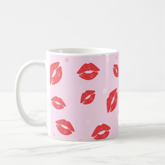Red Lipstick Kisses on Rosa Background Mönster Kaffemugg (Vänster)