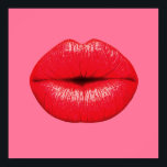 Red Lipstick pop art läppar på rosa Poster<br><div class="desc">En design baserad på popkonst av stort rött läppar med läppstift som är superstor mot en färgad av gigabygiskt rosa. Bakgrunden till färg kan anpassas och ändras till varje ljusare färg som skulle kunna ge kostym en décor.</div>