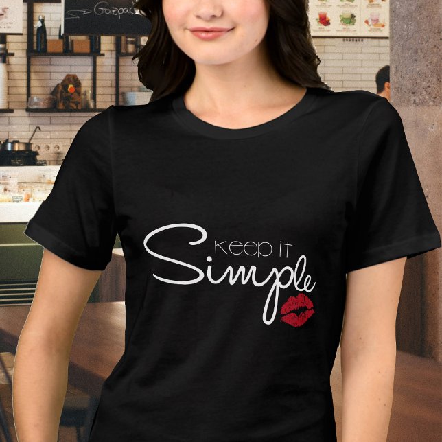 Red Lipstick Skriv ut Behållan Enkel svart T-skikt T Shirt (The perfect philosophy for a good life--Keep it Simple.)