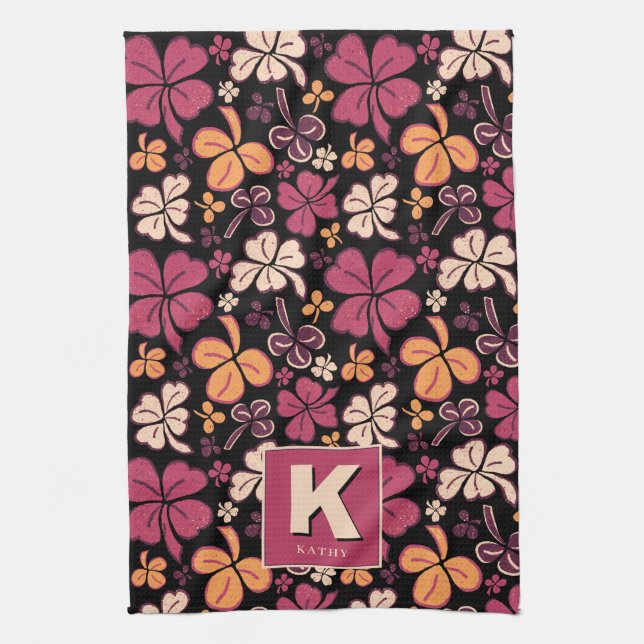 Red Lucky Shamrock Klöver Mönster Monogrammed Kökshandduk (Vertikal)