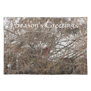 Red Male-kardinal Gömmande i Bordstabletten Snowy  Bordstablett