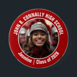 Red Marching Band Photo High School Spirit Knapp<br><div class="desc">Den här coolan har skräddarsytt högskoleband med foto med vit typografi av ditt team och namn på en röd knapp. Anpassa dig med ditt student-foto och klassår som en stolt förälder. Ett mamma och pappa kan bära dessa knappar till konkurrens och spel.</div>