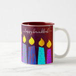 Red Menorah Candles Lycklig Hanukkah skript fet Två-Tonad Mugg<br><div class="desc">"Lycklig Hanukkah." Här är ett enkelt sätt att komma in på helgdag varje morgon. Lägg till extra gnistra på din dag när du slappna av med din favoritdryck i den här färgfulla anpassningsbarna Hanukkah-kaffet mugg. En lekfull, konstgjord illustration av blå menorahljus med färgstark faux foil mönster och handskrivet skript täcker...</div>