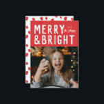 Red Merry & Bright Bold Typography-julfoto Julkort<br><div class="desc">Skicka en trend i år med det nya nya helgdag-fotokortet med modern typografi med bilden nedan. Baksidan har en mönster och en plats för ytterligare foto och känslor. Detta kort är helt anpassade,  inklusive typsnitt och färg.</div>