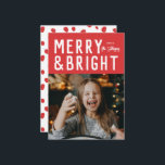 Red Merry & Bright Bold Typography-julfoto Julkort<br><div class="desc">Skicka en trend i år med det nya nya helgdag-fotokortet med modern typografi med bilden nedan. Baksidan har en mönster och en plats för ytterligare foto och känslor. Detta kort är helt anpassade,  inklusive typsnitt och färg.</div>