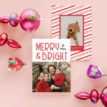 Red Merry & Bright Retro Typography Photo Julkort<br><div class="desc">Sänk trenden i år med det här nya helgdag-fotokortet med vintagens återtypografi med bilden nedan. Baksidan har en mönster och en plats för ytterligare foto och känslor. Detta kort är helt anpassade,  inklusive typsnitt och färg.</div>
