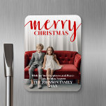 Red Merry Calligraphy - lodrät Photo white type Magnet<br><div class="desc">Foto för fullt med röd övertäckning - Använda ett foto för lodrät för att göra ett unikt och trendig God jul hälsning. Den här designen har en abstrakt som känns för den med färgat inslag och ett handskrivet teckensnitt. Om du vill flytta något runt klickar du på knappen Anpassa för...</div>