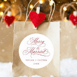 Red Merry & Married Newly Wees Första jul Runt Klistermärke<br><div class="desc">Elegant och romantiskt kort kalligrafi "Merry & Married"-skript med namn och år. Om du vill ha en mer avancerad anpassning av den här designen klickar du på BLUE DESIGN VERKTYG ovan!</div>