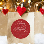 Red Merry & Married Newly Wees Första jul Runt Klistermärke<br><div class="desc">Elegant och romantiskt kort kalligrafi "Merry & Married"-skript med namn och år. Om du vill ha en mer avancerad anpassning av den här designen klickar du på BLUE DESIGN VERKTYG ovan!</div>