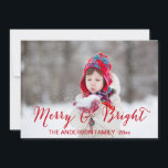 Red Merry och Bright | Helgdag-fotokort Julkort<br><div class="desc">Skicka ut det här enkla,  elegant,  mångsidiga,  skriptteckensnittet,  "Merry and Bright"-fotokortet för helgdag. Teckensnittstextövertäckning för Elke Clarke© Red-skript. För andra kontaktlager för färg. Snygg vit snöflinga mönster med röd bakgrund färg på baksidan av kortet.</div>