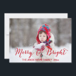 Red Merry och Bright | Helgdag-fotokort Julkort<br><div class="desc">Skicka ut det här enkla,  elegant,  mångsidiga,  skriptteckensnittet,  "Merry and Bright"-fotokortet för helgdag. Teckensnittstextövertäckning för Elke Clarke© Red-skript. För andra kontaktlager för färg. Snygg vit snöflinga mönster med röd bakgrund färg på baksidan av kortet.</div>