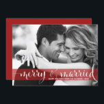 Red Merry och Married Newlyweds Photo jul Julkort<br><div class="desc">Anpassade-helgdag-fotokort till din familj och dina vänner i ge. Det har en röd transparent banderoll och calligraphy-skript. Det här fotokortet är perfekt för nyfödda och par som har sin första jul tillsammans.</div>