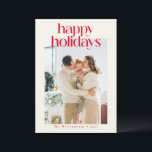 Red Modern Anpassningsbar Photo Lycklig-julminimum Julkort<br><div class="desc">Sprid helgdag cheer med det här snyggt Glad helg-kortet, med fet röd text på en varm krämbakgrund. Denna minimalistiska utformning är både elegant och tidlös, perfekt för att skicka säsong hälsning med en modern tvist. Anpassa till din familj namn för att göra en personlig beröring, skapar det enkelt för festligt...</div>