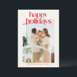Red Modern Anpassningsbar Photo Lycklig-julminimum Julkort<br><div class="desc">Sprid helgdag cheer med det här snyggt Glad helg-kortet, med fet röd text på en varm krämbakgrund. Denna minimalistiska utformning är både elegant och tidlös, perfekt för att skicka säsong hälsning med en modern tvist. Anpassa till din familj namn för att göra en personlig beröring, skapar det enkelt för festligt...</div>