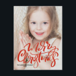 Red Modern Calligraphy God jul Photo Helg Vykort<br><div class="desc">God Jul! Skicka ditt julmeddelande till familj och vänner med det här anpassadet. Den har en vit modern kalligrafi. Anpassa genom att lägga till foto,  namn,  år och andra detaljer. Det här handskrivna fotopulkortet finns på andra kartonger.</div>