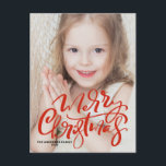 Red Modern Calligraphy God jul Photo Helg Vykort<br><div class="desc">God Jul! Skicka ditt julmeddelande till familj och vänner med det här anpassadet. Den har en vit modern kalligrafi. Anpassa genom att lägga till foto,  namn,  år och andra detaljer. Det här handskrivna fotopulkortet finns på andra kartonger.</div>