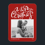 Red Modern Calligraphy Photo jul Magnet<br><div class="desc">God jul! Skicka önskemål till familj och vänner med det här anpassadet till julgranen. Den har modern kalligrafi och ett enkelt skript på röd bakgrund. Anpassa den moderna julmagneten för kalligrafi genom att lägga till foto,  meddelande och namn. Det här moderna julkortet finns på andra bilar.</div>