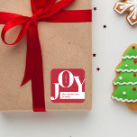 Red Modern Typography jul Joy Fyrkantigt Klistermärke<br><div class="desc">Gör glädje av vår moderna julkalkal! Underbar för julklappsetiketter med mera! Vår jultomtek har ord "JOY" placerad på ett roligt över designområdet. Du kan enkelt lägga till din familj namn och år genom att klicka på "Anpassa den här mallen". Sprid helgdag glädje till dina kära med det här unika klistermärket....</div>