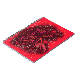 Red Notebook Bull som går på Starry Natt Anteckningsbok