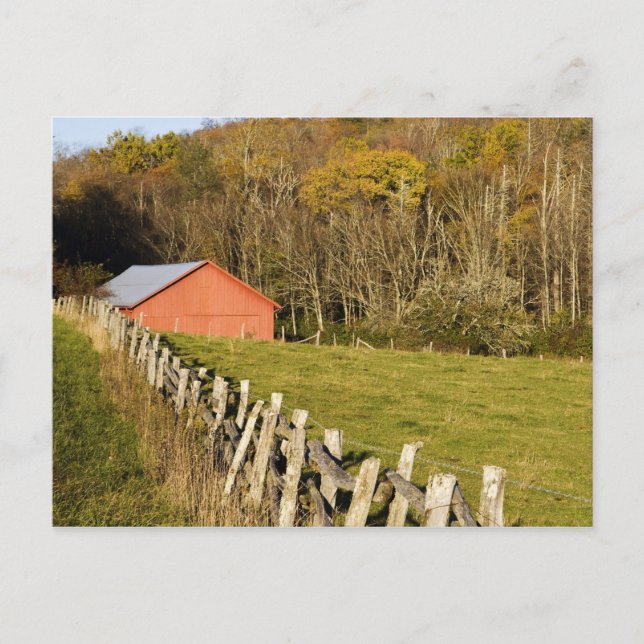 Red och fencerow längs den blå åsen vykort (Framsida)