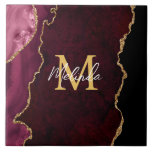 Red och Guld Marble Agate Kakelplatta<br><div class="desc">Den här plattan har en elegant och en glamorös marmorbakgrund med geode gemstone-detaljer och faux guld glitter-accents. Monogrammet kombinerar handskript och modernt sans serif typsnitt för ett klassigt och sofistikerat utseende. Detta kommer att bli den idealiska presenten eftersom den kan anpassas med namn och en början. De djupa röda nyheterna...</div>