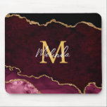 Red och Guld Marble Agate Musmatta<br><div class="desc">Den här musmattan har en elegant och en glamorös marmorbakgrund med geode gemstone-detaljer och faux guld glitter-accents. Monogrammet kombinerar handskript och modernt sans serif typsnitt för ett klassigt och sofistikerat utseende. Detta kommer att bli den idealiska presenten eftersom den kan anpassas med namn och en början. De djupa röda nyheterna...</div>
