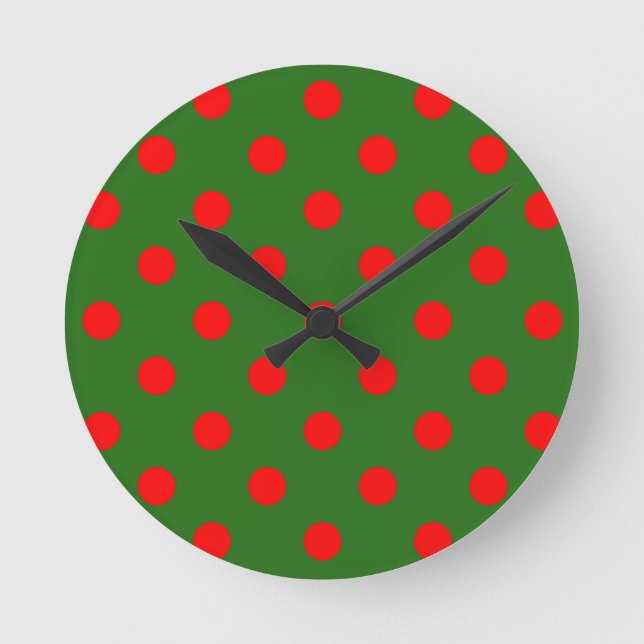Red On Green Polka Dots Pattern Design  Rund Klocka (Framsida)